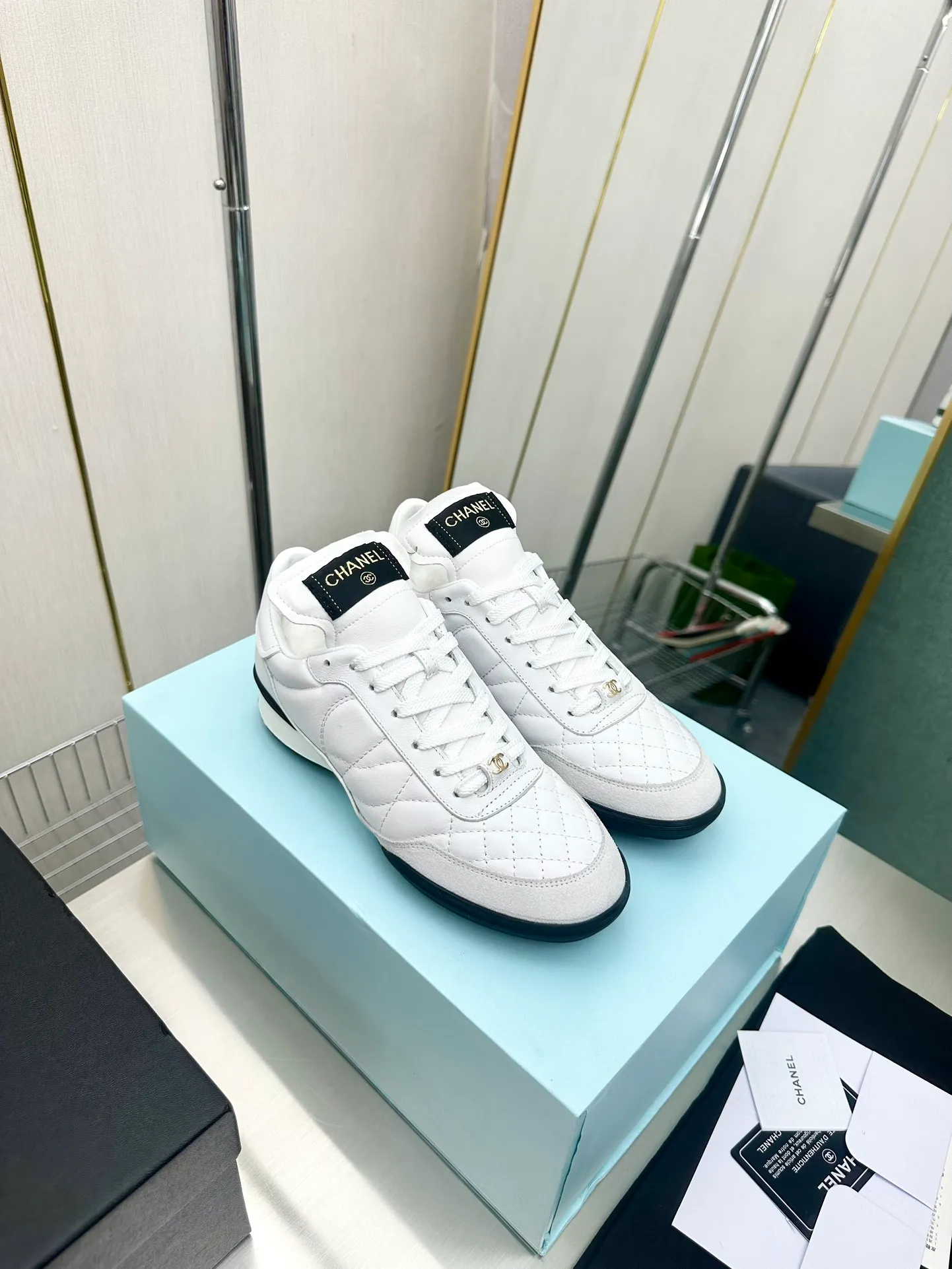 👟👟Ex-factory price👟👟Ex-factory price 520 👟👟 CHANEL Chanel thick-soled panda sneakers Panda biscuit shoes Chanel 2023ss hot panda shoes 🐼Colorful thick-soled casual sports shoes sneakers counter synchronization counter is very popular very difficult to buy a shoe the most popular thick-soled panda shoes on the Internet It can be imagined that Xiaoxiang control cannot miss it Simple and versatile white shoes that coexist with good looks and comfort. Thick soles increase height and are super versatile. You can wear them with your eyes closed😍Whoever wears them will look better. Upper: calfskin. Lining: imported sheepskin lining. Outsole: T👟👟Ex-factory price. Original outsole. Size: 35-40 (41 42 customized.